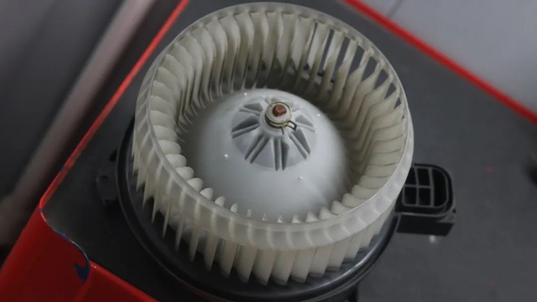 2003年的丰田老霸道，33万公里“车况残旧”，翻新复活变新车