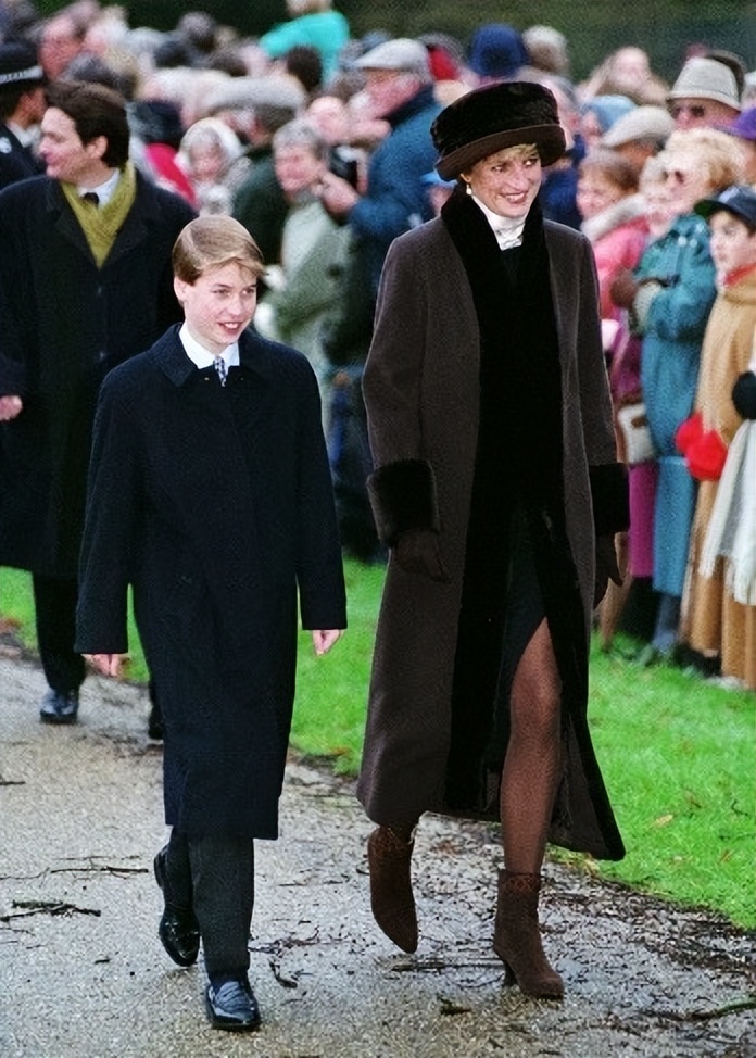 戴安娜离婚时候威廉多大,戴安娜离婚后还保留王妃头衔吗