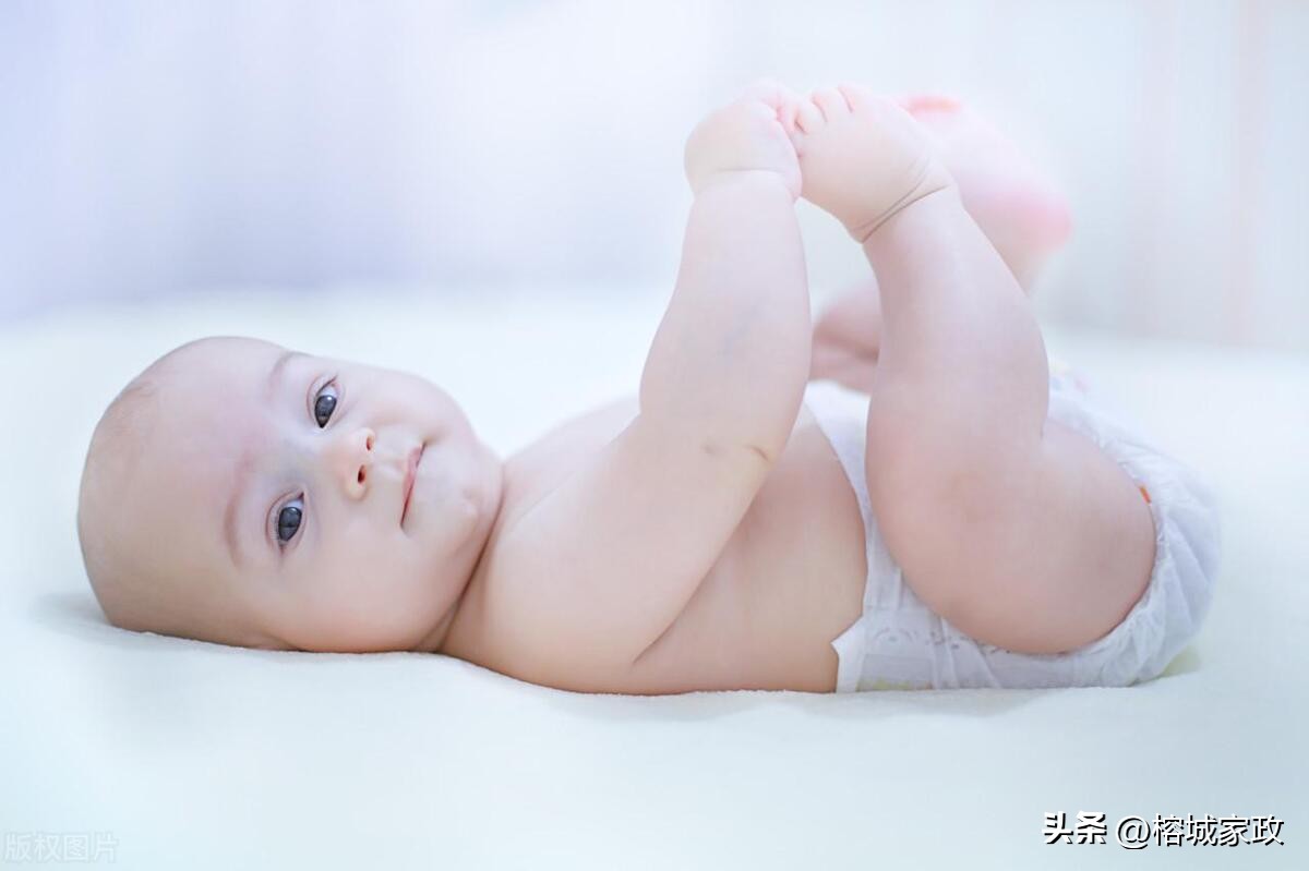 刚出生的宝宝皮肤干燥脱皮,刚出生宝宝脱皮怎么回事