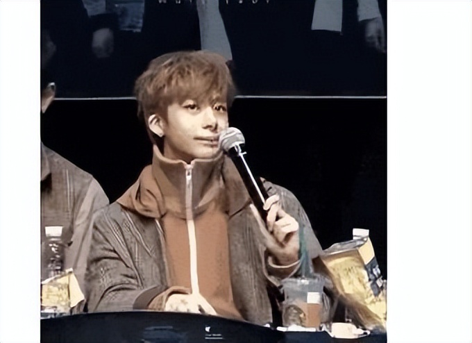 靠韩团门面出道却不火，后凭借表情包出圈，却被扒可疑物品惹争议