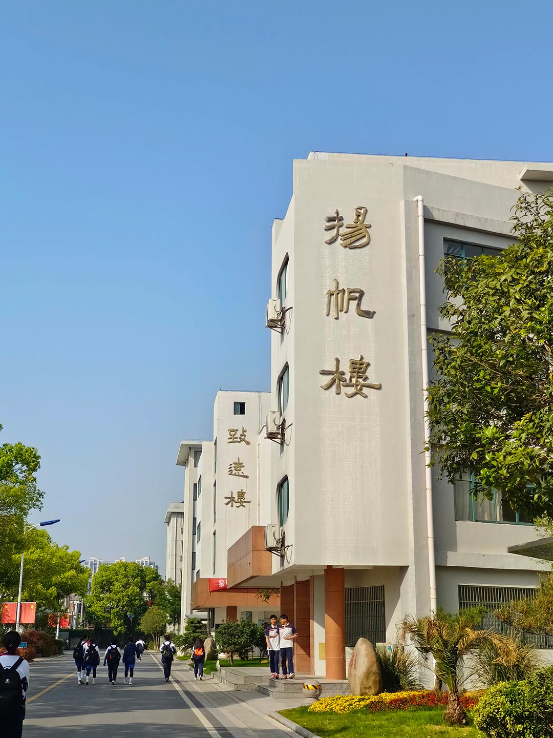 校友再回学校,丹阳六中校友