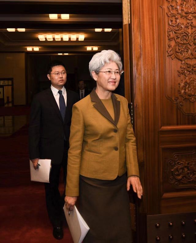 颜值与智慧并存的优秀外交官照,韩国最美的白发女外交官