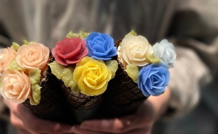 夏日的甜蜜诱惑:玫瑰花冰淇淋,盛开在夏日里的美味“花束”