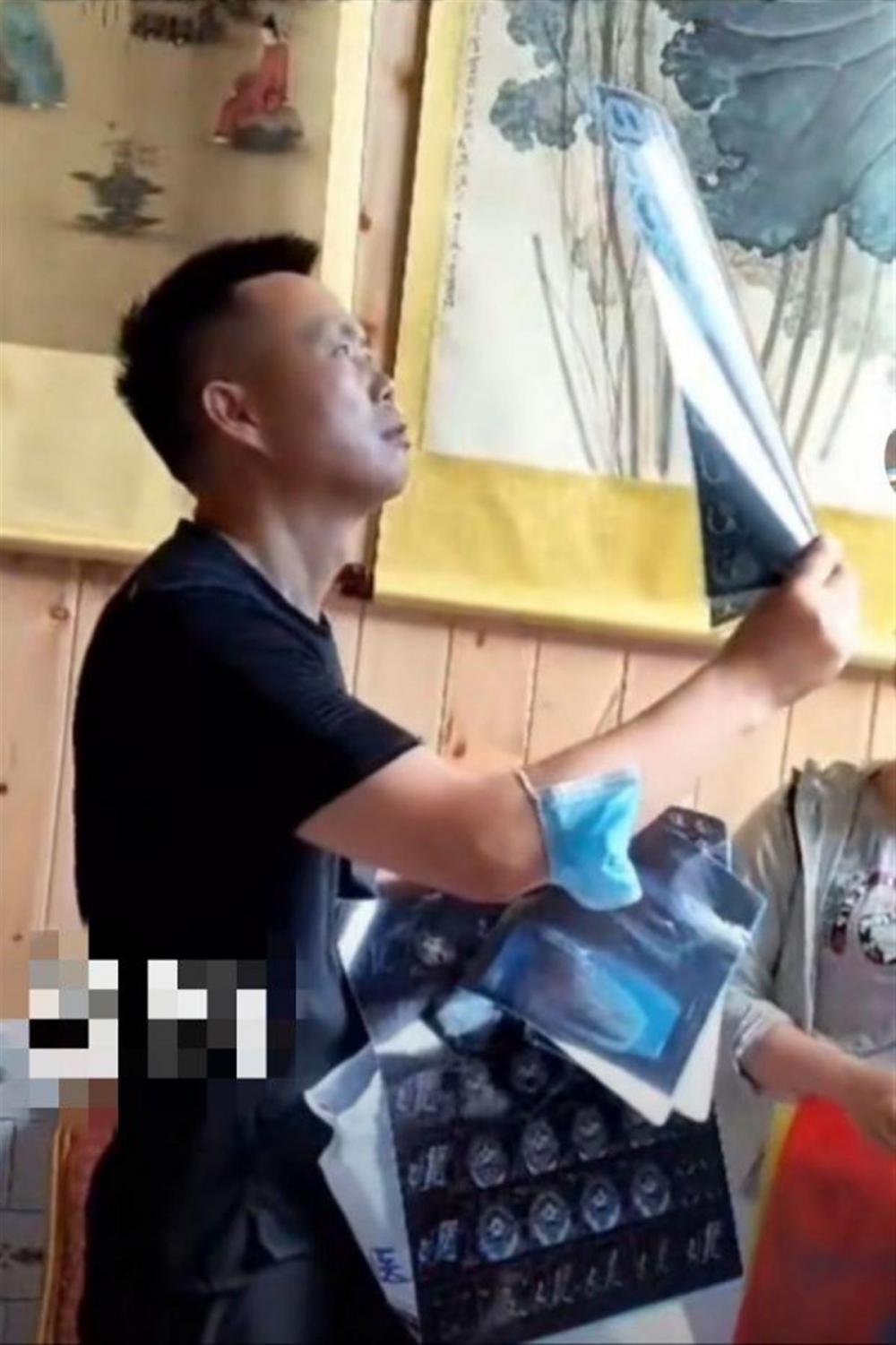 华西教授回家帮邻居看病,华西教授回乡探亲免费给乡亲看病