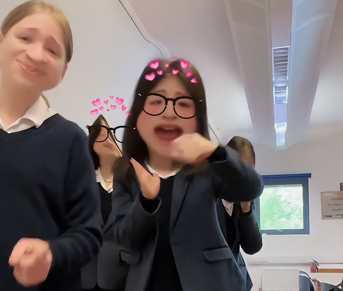 王诗龄被疑早恋跳表白手势舞,王诗龄青春期十分叛逆