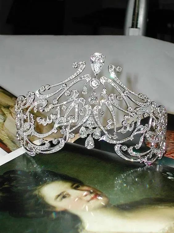 凯特王妃得到珠宝,凯特解锁女王珠宝