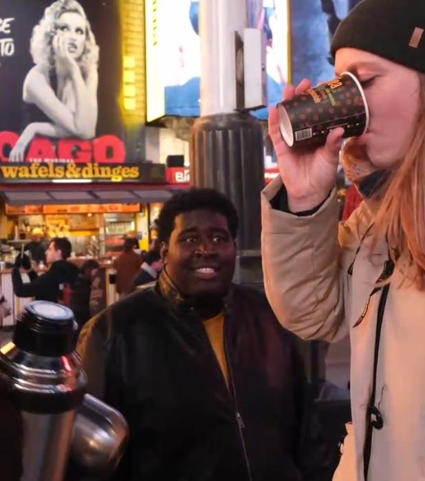 美国小伙觉得中国食物难吃，便用胡辣汤街头实验，结果被路人疯抢