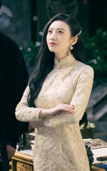 赵露思穿上廉价中国风礼服，俗成了18线网红