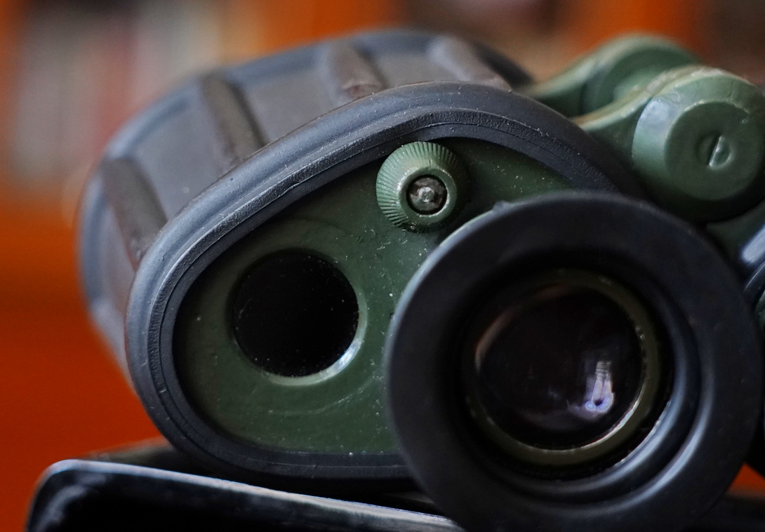 一树梨花压海棠：是*用军**望远镜好？还是名牌望远镜好？