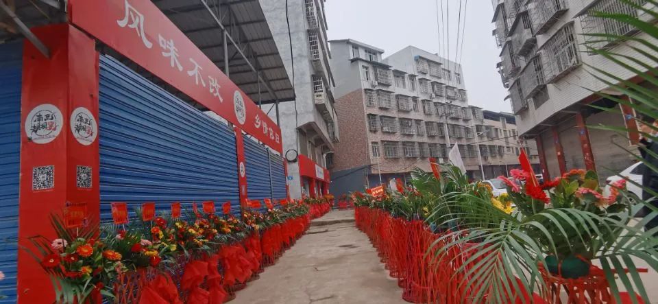 花篮摆了半条街！南充嘉陵的龙蟠竟然办起一个“宴会中心”了！