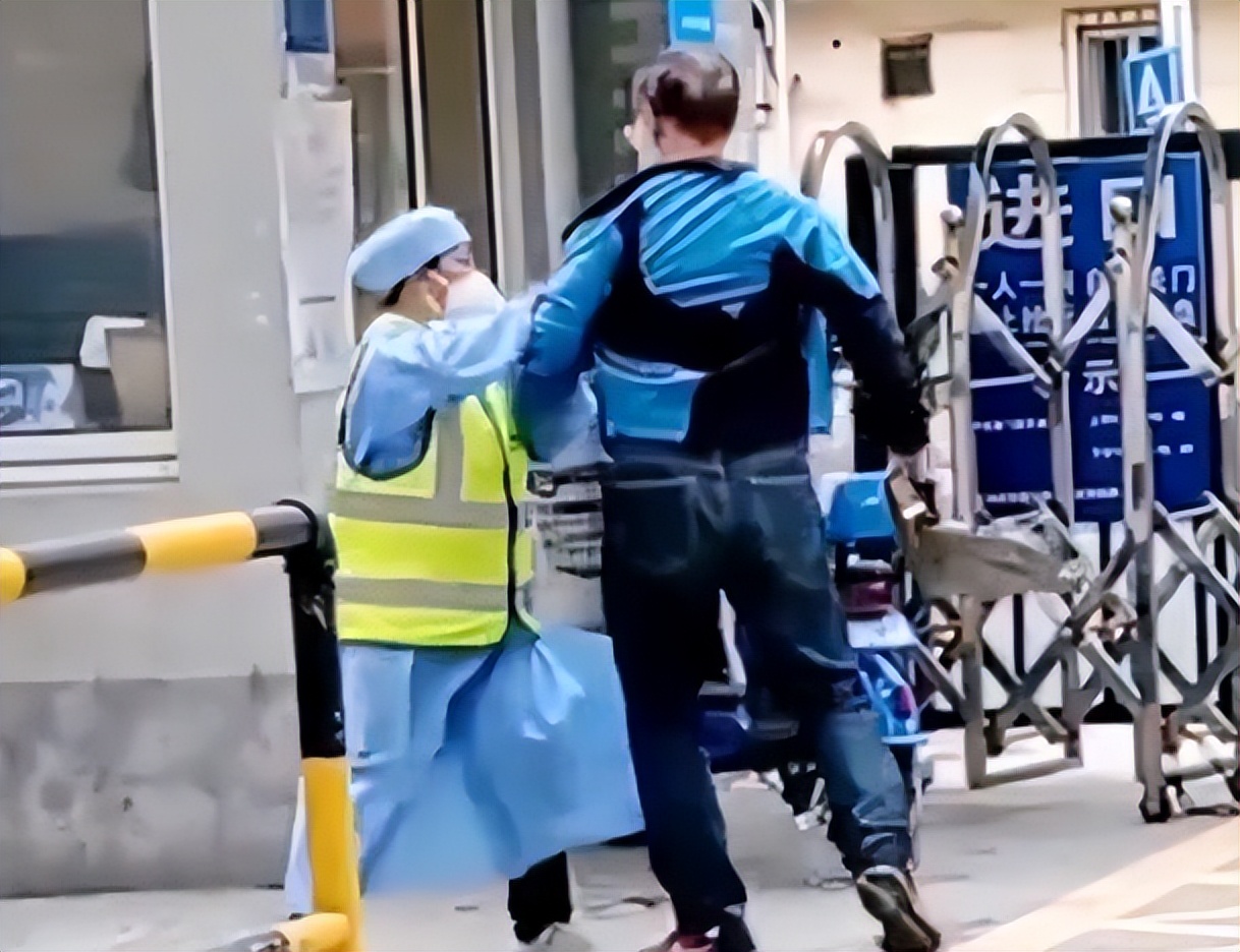 上海一大爷犯烟瘾，委托朋友送1条香烟，与女保安上演“抢烟战”