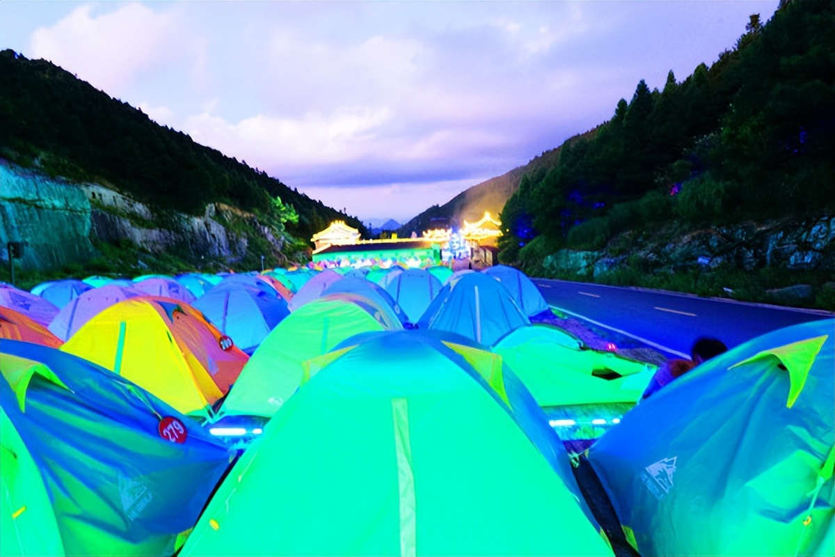 羊狮慕与张家界哪个好,江西明月山和羊狮慕哪个更值得去