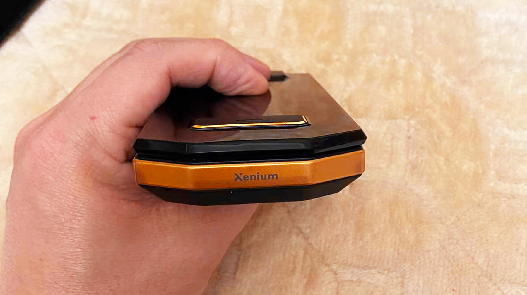 外形像跑车的翻盖手机,外观酷似保时捷的手机