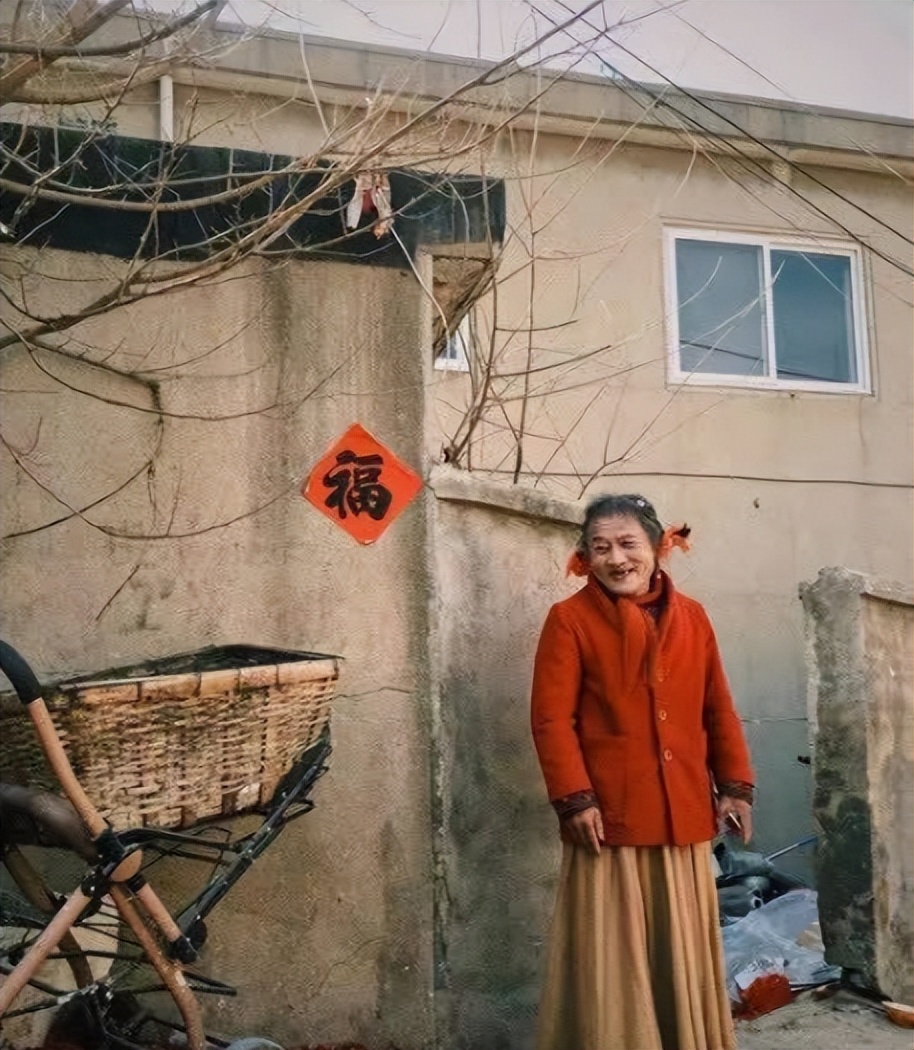 66岁“异装癖”男人：捡垃圾20年还清18万，自称不想讨好这个世界