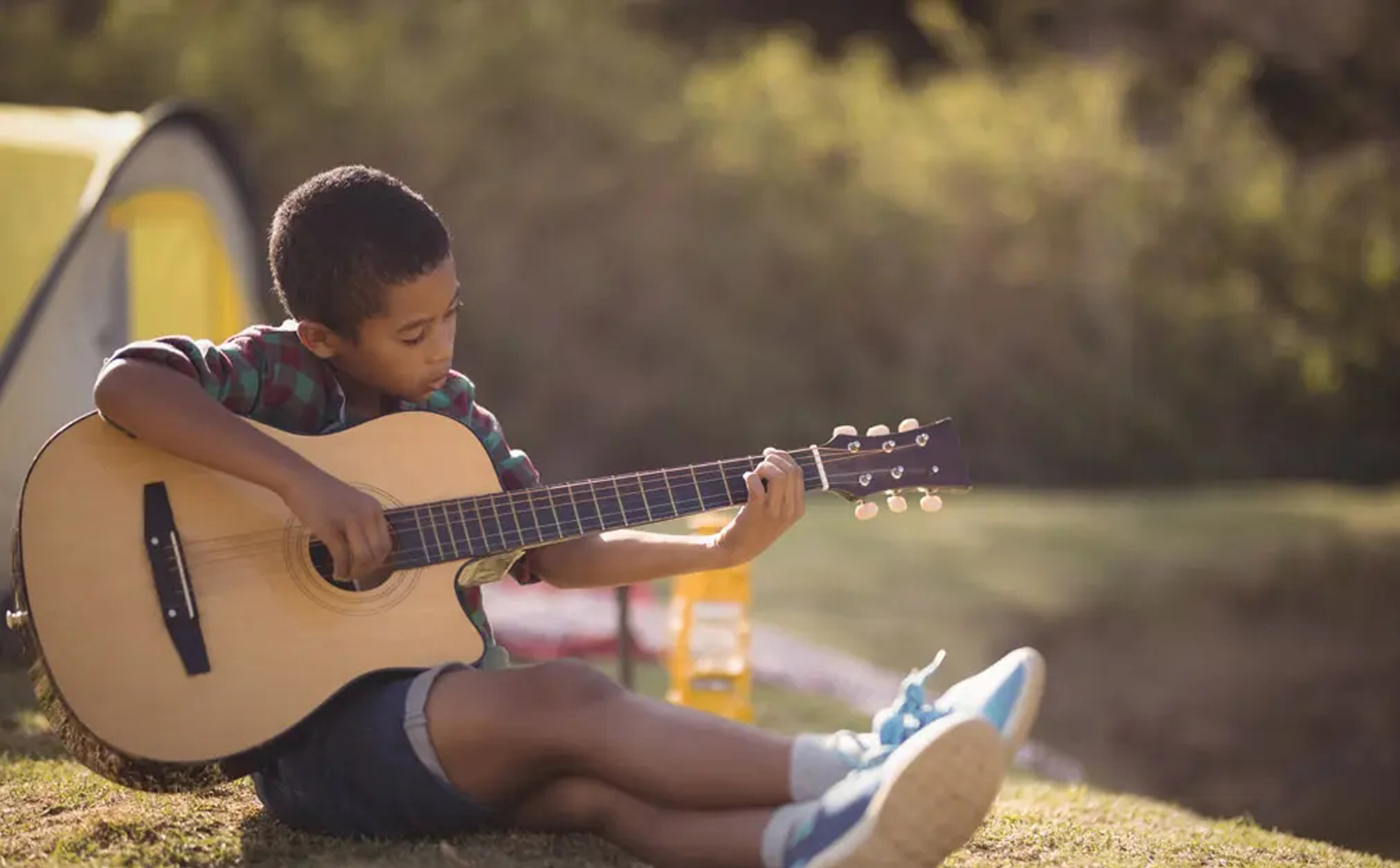 新手怎么选千元吉他和百元吉他？哪个吉他更适合新手？