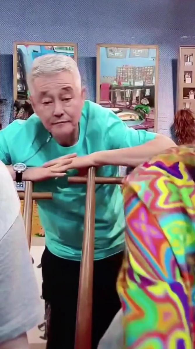 64岁赵本山身体状况堪忧，头发全白超憔悴，眼睛难睁开直播间睡着