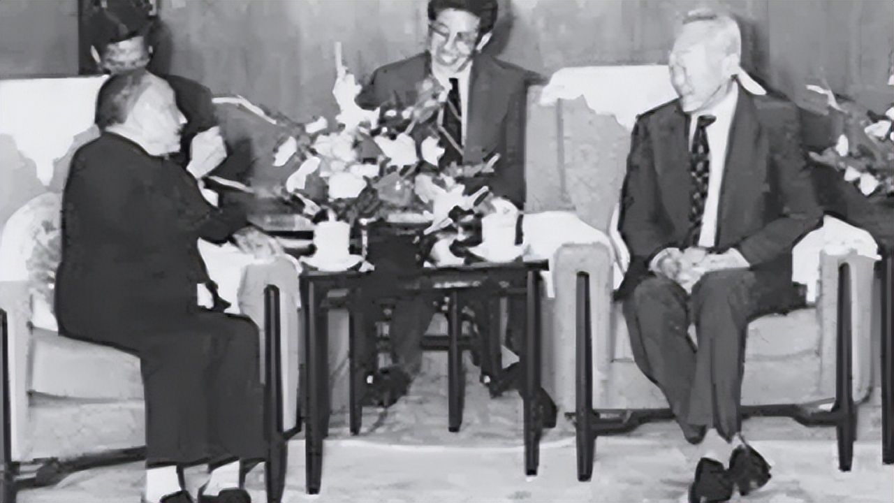 78年，*小平邓**访问新加坡，李光耀问他：如果你出生在新加坡会怎样