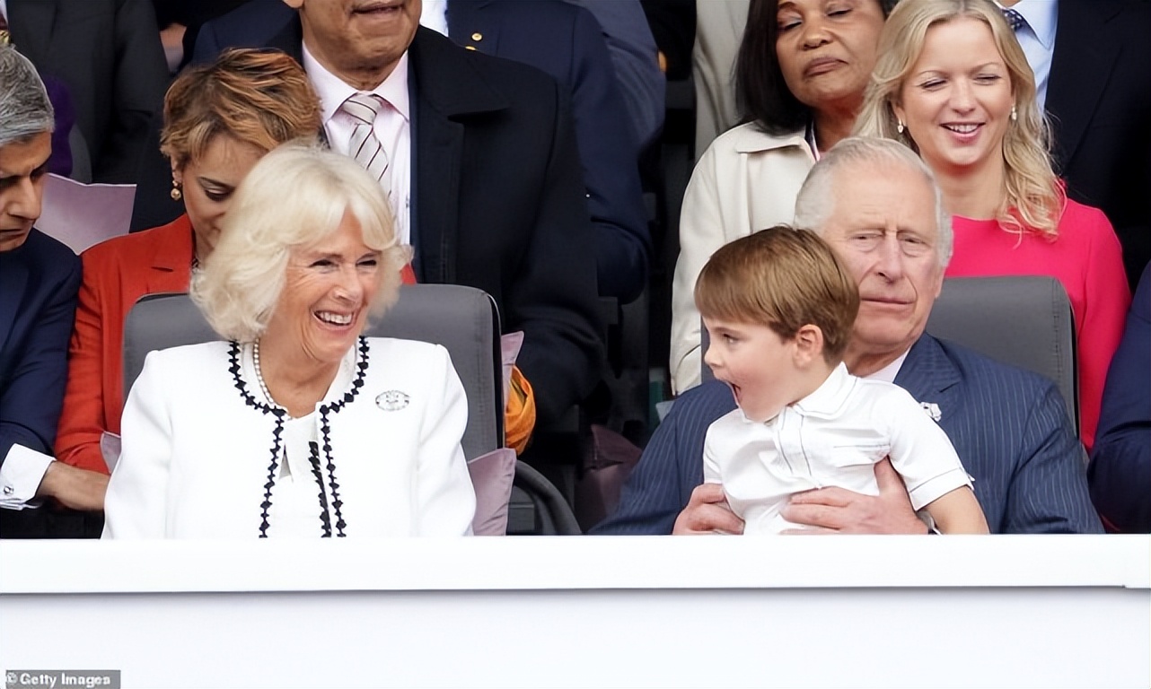 隔辈亲萌娃把面给爷爷,隔辈亲宝宝调皮