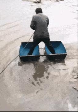 女孩子看起来外表美丽，其实裤袜已经掉到大腿根了！哈哈哈