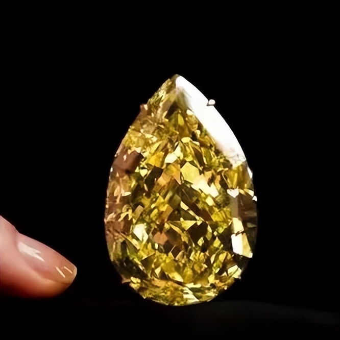用毕生的积蓄给美女买钻戒,11颗梨形钻石