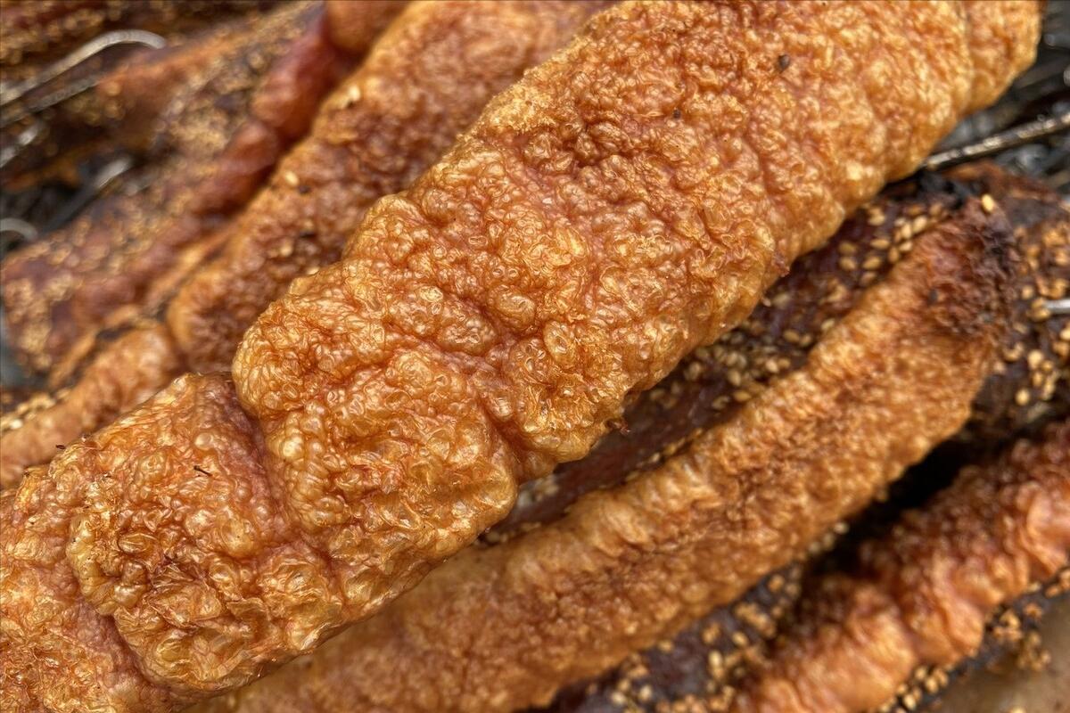 江西爷俩推车卖脆皮五花肉，出摊一星期挣500，网友：不如送外卖