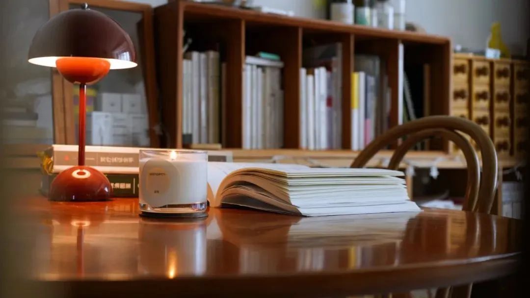 她们在1㎡极繁阅读角，找到了生活的松弛感