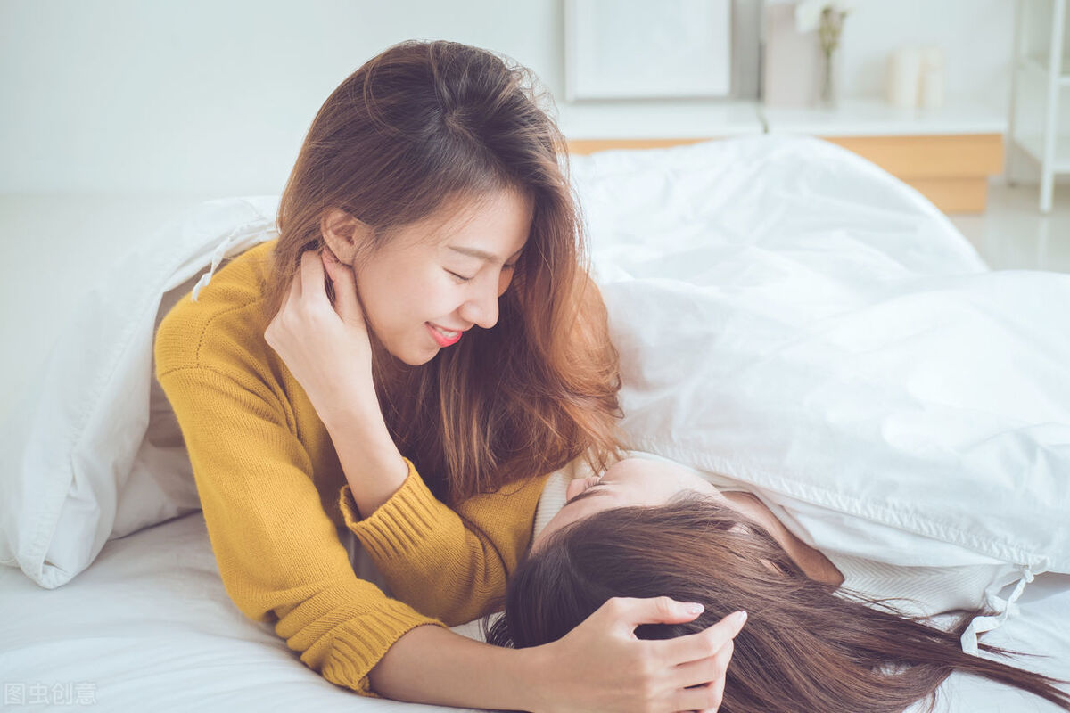 女子暴打闺蜜,年轻女孩遭闺蜜暴打