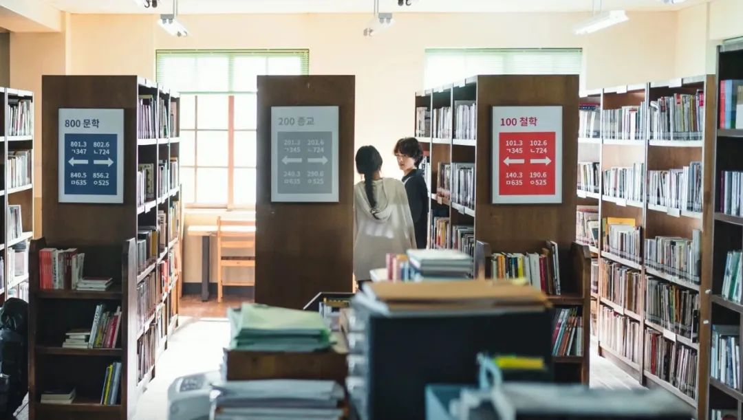 “躺平剧”虽迟但到，这俩人也太好嗑了