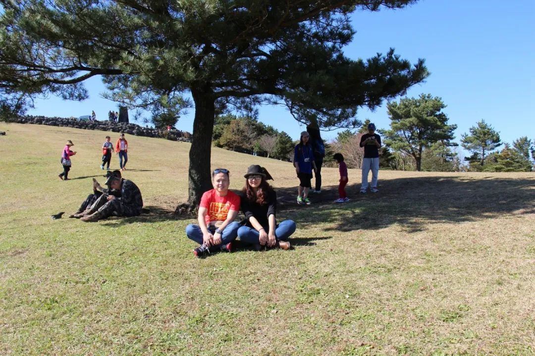 到济州岛玩遇到新人拍婚纱照,海南带着婚纱去旅行