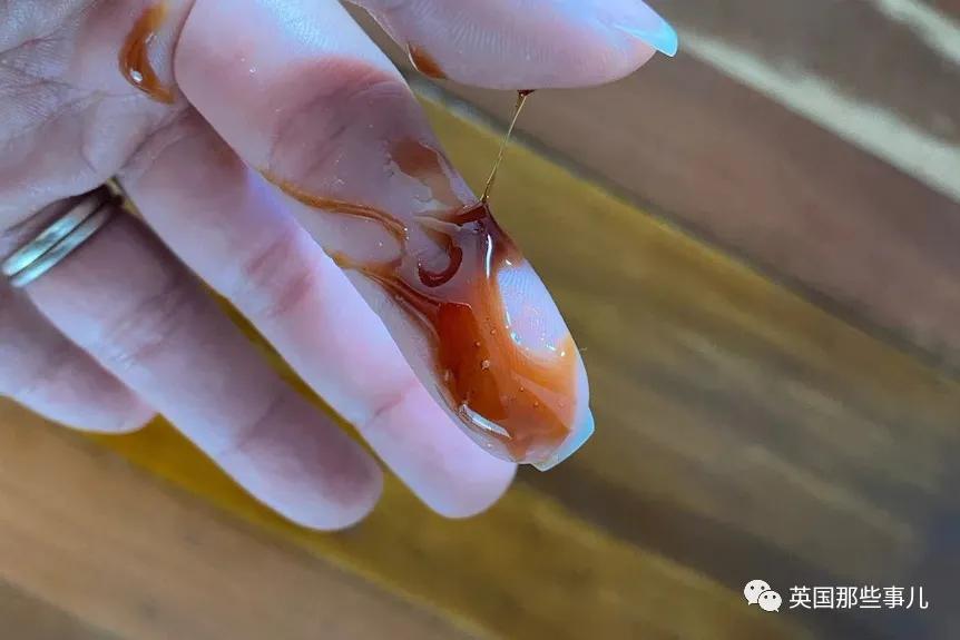 澳洲夫妇家墙壁突然莫名“渗血”!两人鼓起勇气拆开墙