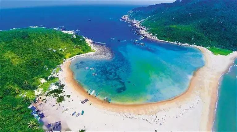 海南晴天的沙滩,海南阳光下的海