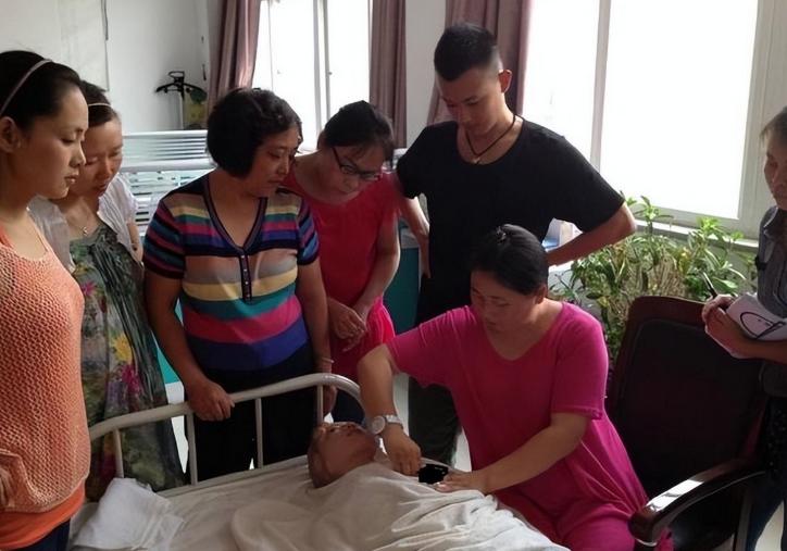 90后转行做月嫂,90后小伙转行做催乳师