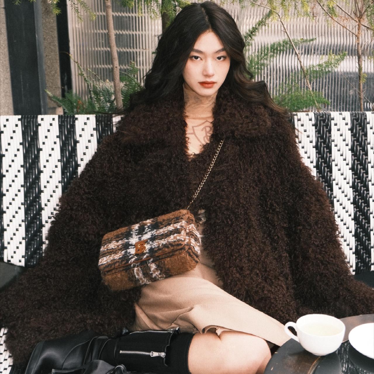 女性一定要买个奢侈品包包吗,为什么女生要有一个奢侈品包包