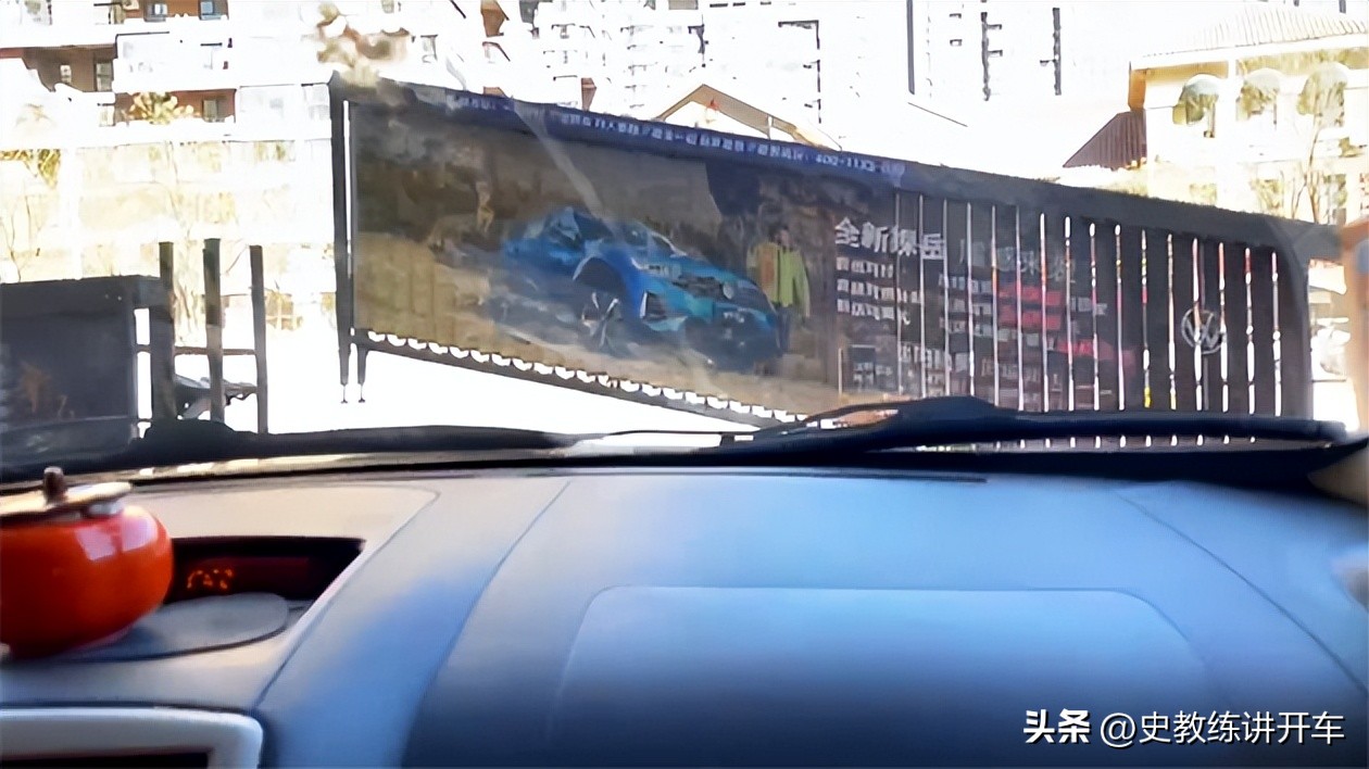 从地下车库开出去,新手司机为啥恐惧?要注意哪些细节?