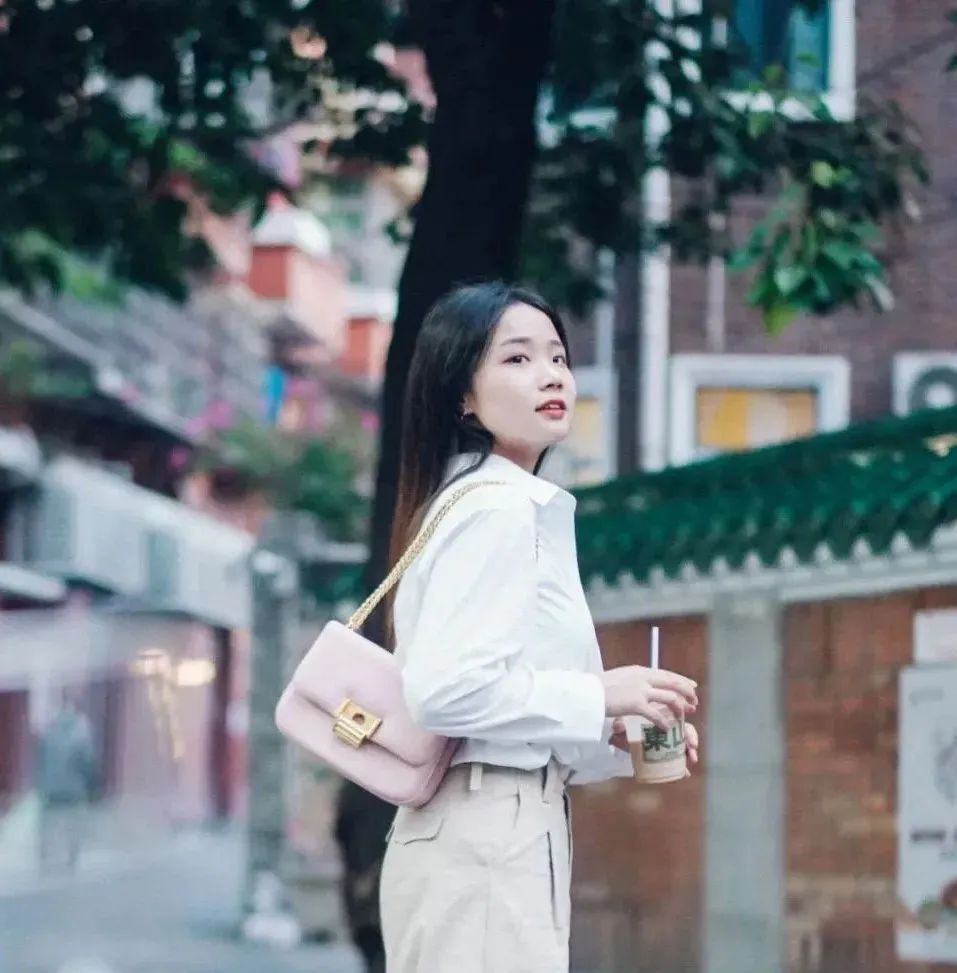 虞书欣同款双肩包平价,虞书欣10元包