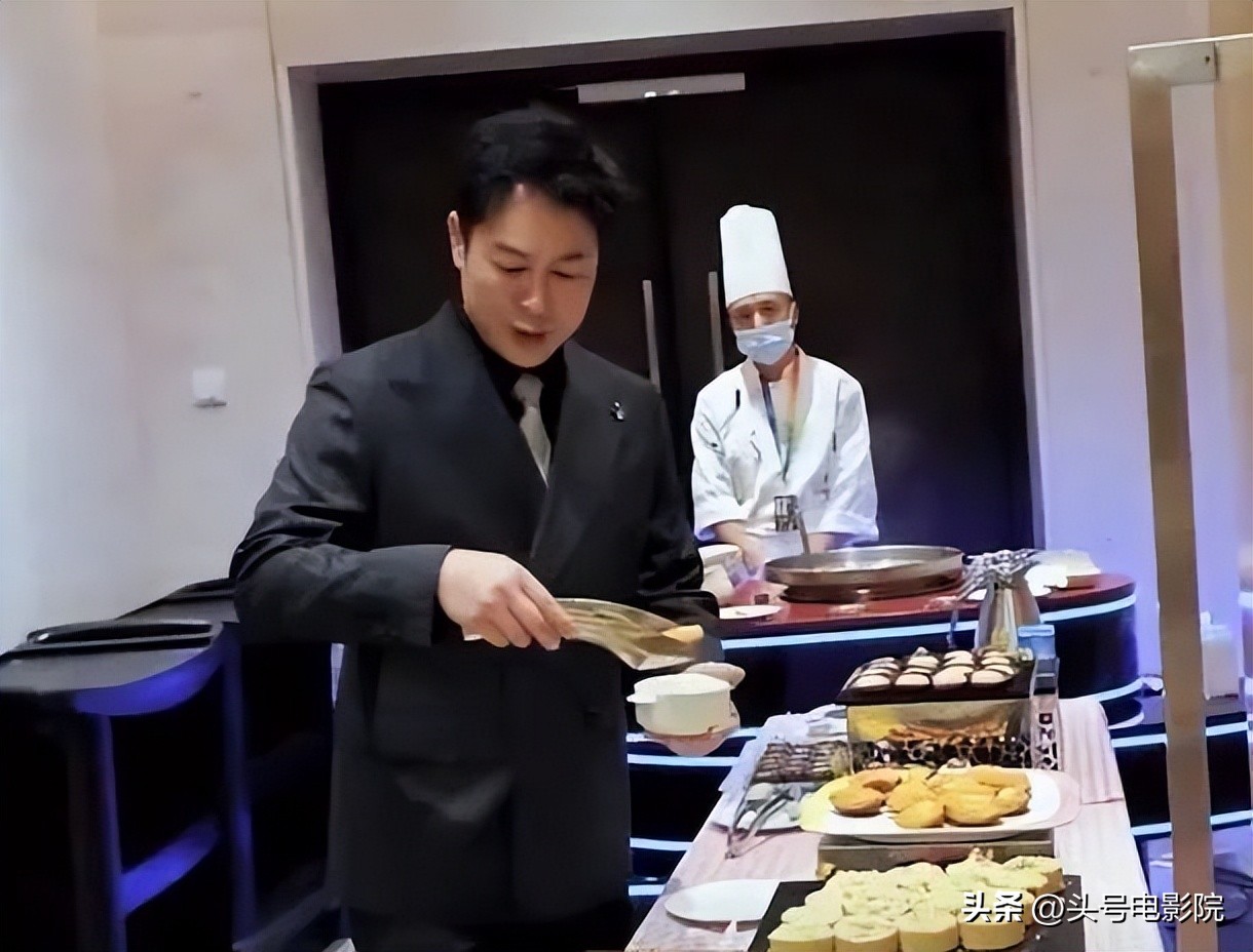 张颂文北京国际电影节搀扶关锦鹏,张颂文哭了的图片