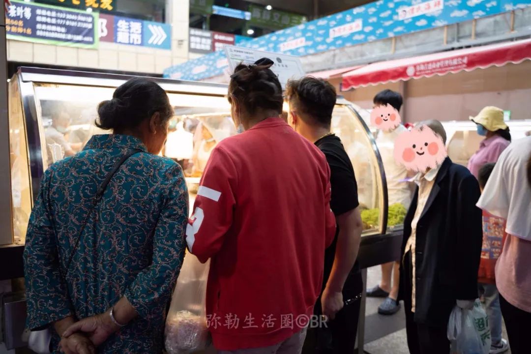 红河州有个“凉菜西施”，4㎡的小摊火了15年，一个月能卖10吨菜