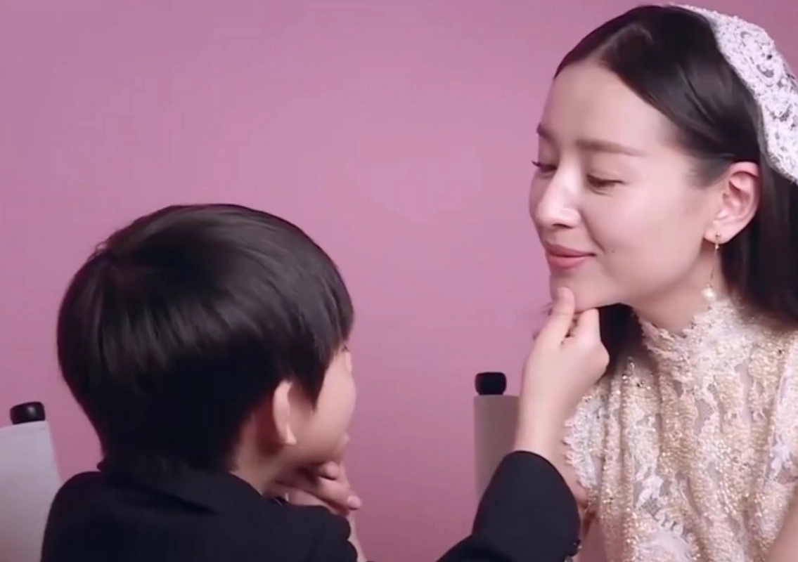 父女“嘴对嘴亲吻”不害臊，以爱的名义满足私欲的行为，该停止了