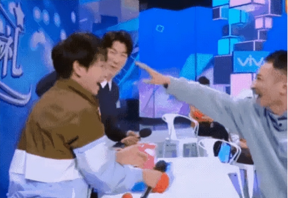 假发，假臀，假肌肉？明星“好皮囊”下，是眼见不一定为实的真相