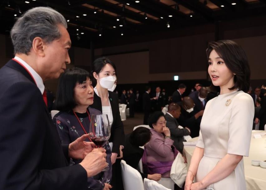 韩国第一夫人穿蓝西服,韩国第一夫人红宝石项链