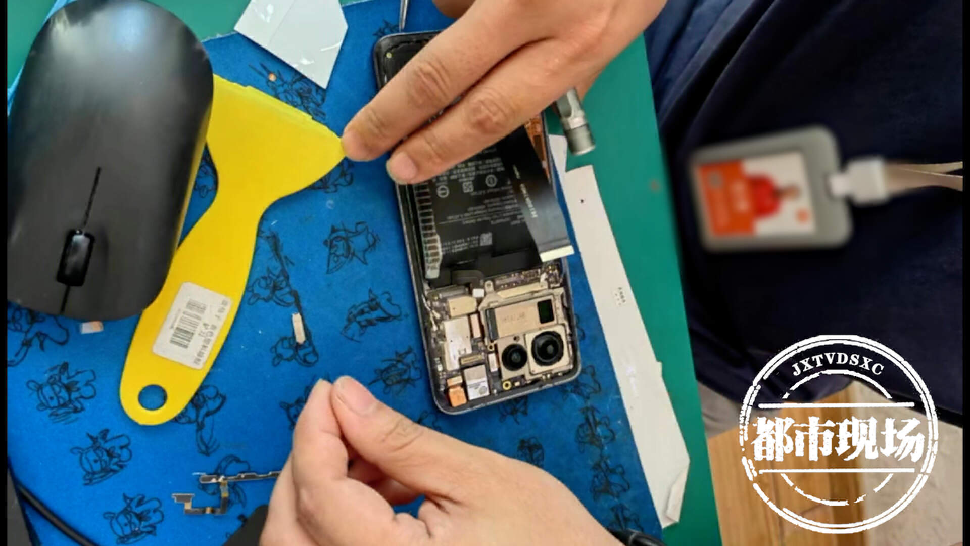 小米手机电池鼓包充电没反应,小米2年电池鼓包了能保修吗