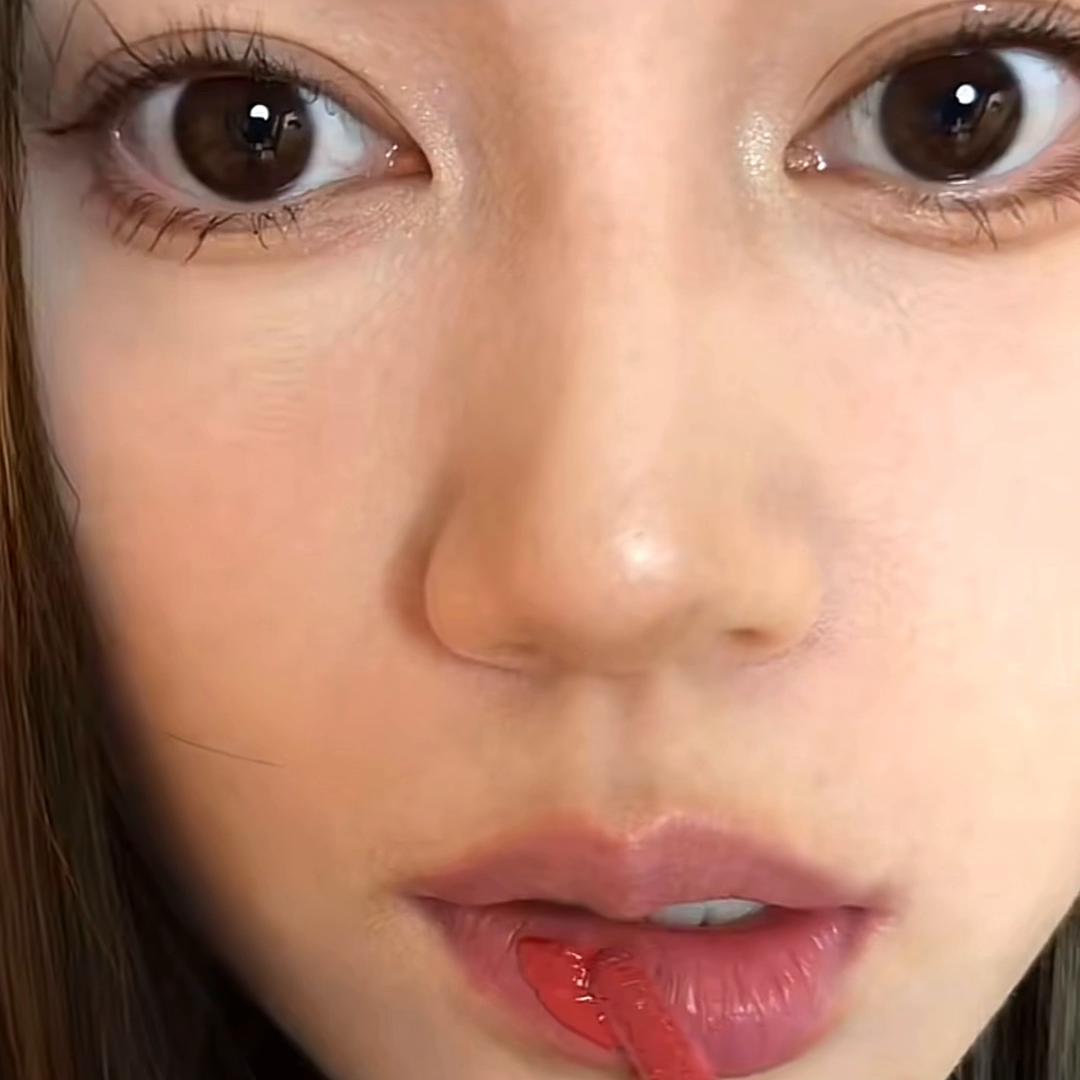 卡姿兰精华口红淡化唇纹深唇测评,卡姿兰m06蜜桃乌龙显唇纹