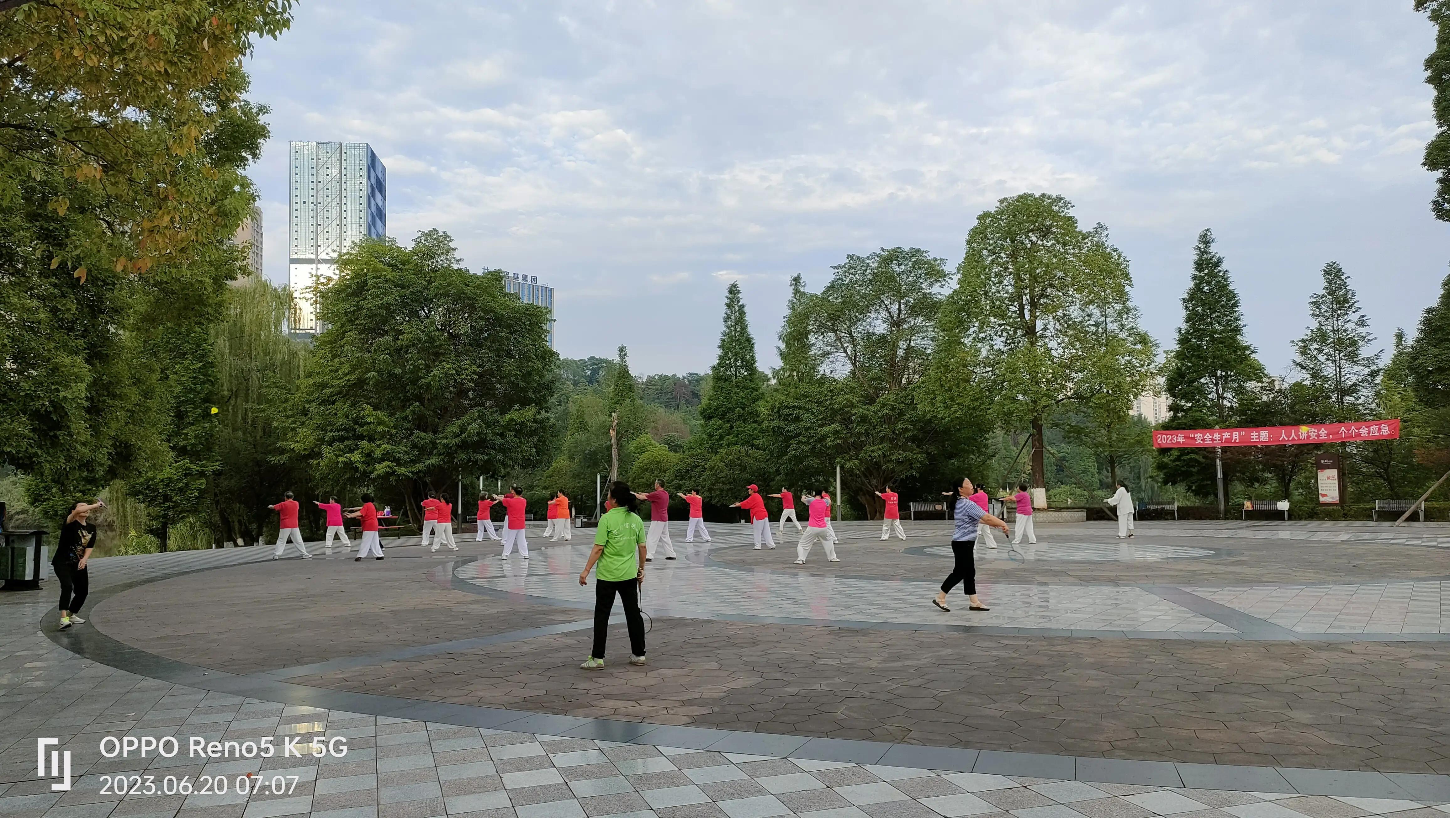 南湖公园湖畔美景,蓝天白云青山绿地天然氧吧