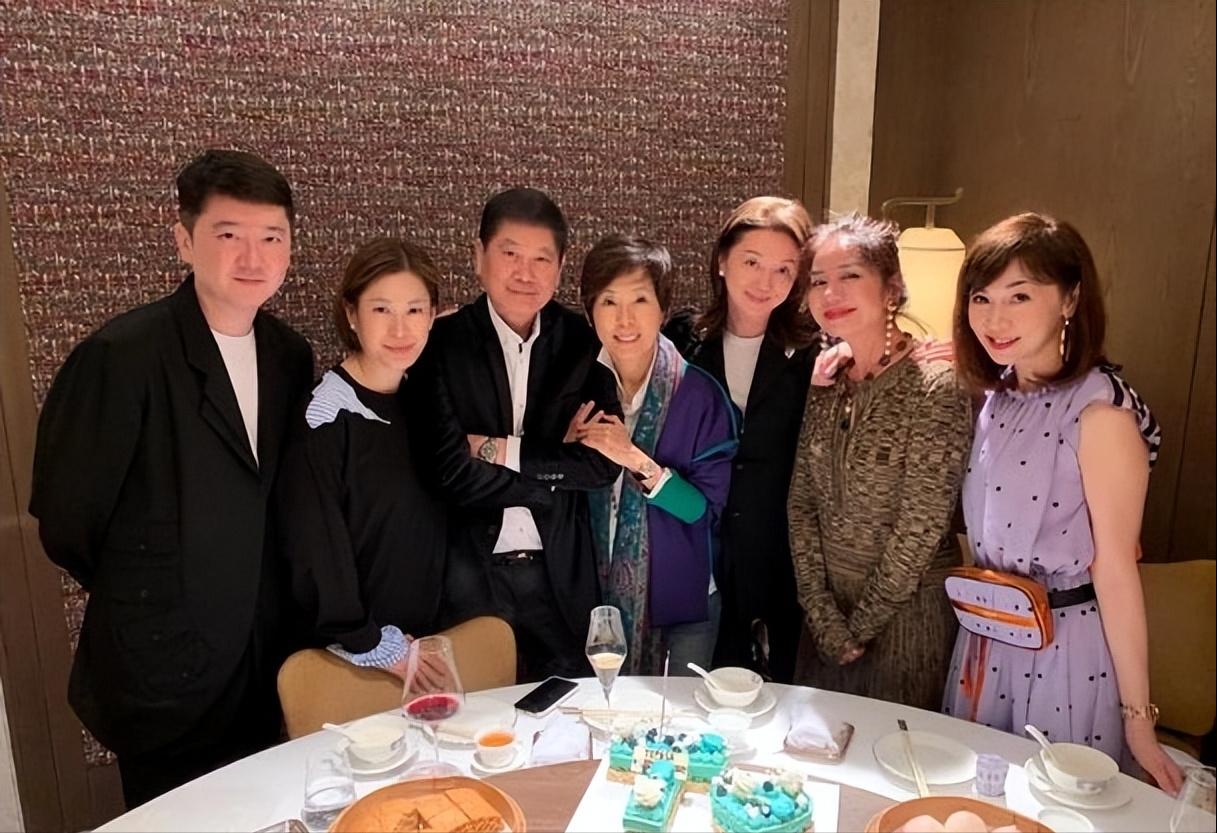 香港名媛鄙视链：深扒不是老钱却站在顶端的眼镜店老板娘邱李茂琪