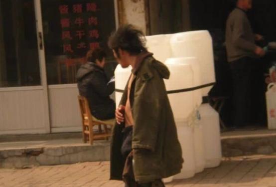 “中国电子第一街”上的流浪汉，曾建立起山寨机帝国的亿万富豪