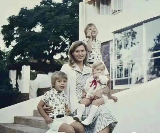 63岁怀孕，70岁全裸拍照，马斯克的亲妈有多强？