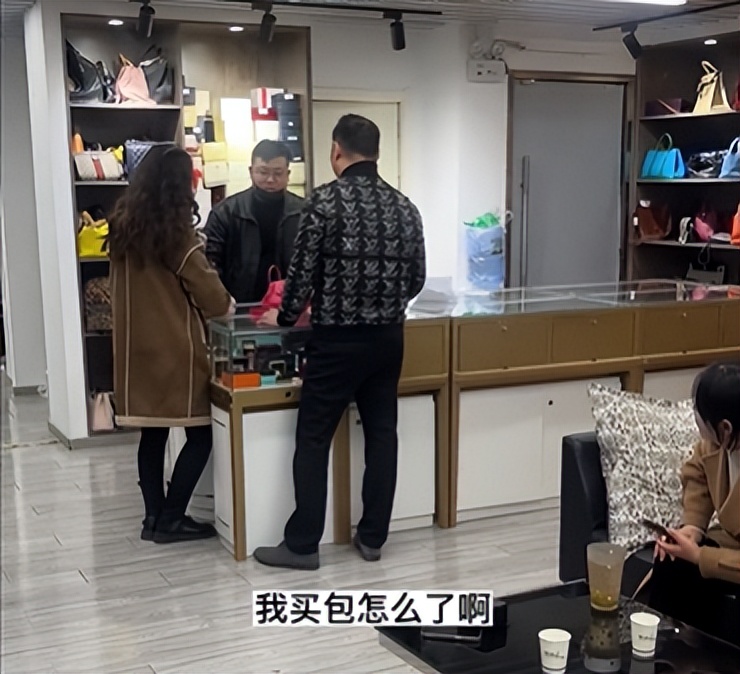 妻子花5.8W买包，月薪4千老公怒而带其退货，妻子：不买就离婚