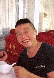 老师上课忘记关投影仪了,女老师上课期间忘记关投影仪