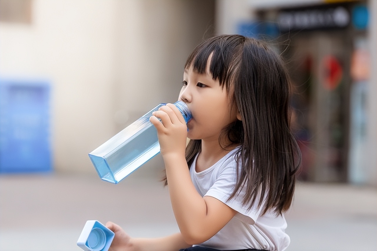 孩子不愿意喝水心理开导,孩子不愿喝水不尿怎么办