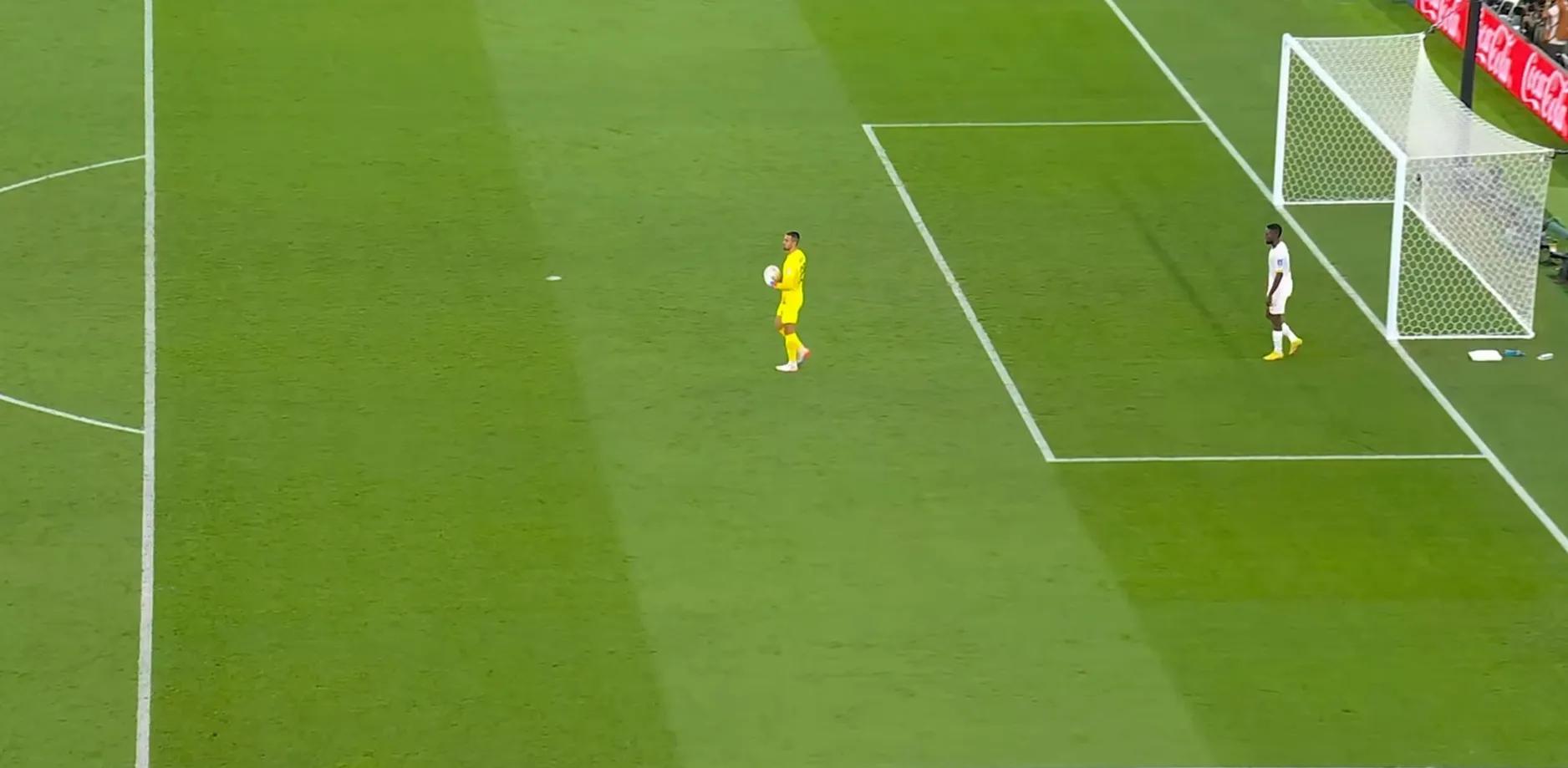 比赛中的意想不到的瞬间,c罗身体对抗顶翻对手表情亮了